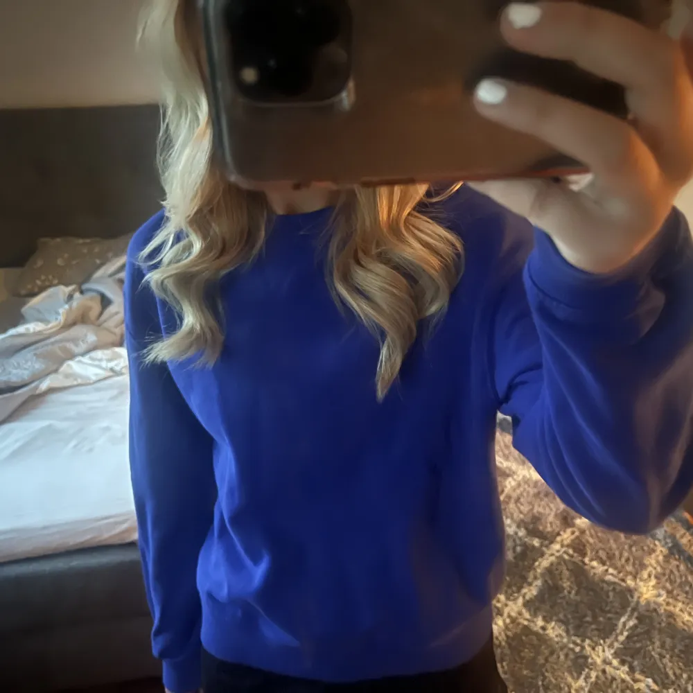 Jätte fin blå sweatshirt från Cubus! Ny pris 299kr säljer för 90kr!!❤️. Tröjor & Koftor.