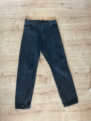 Weekday barrel - 31/32 - Fint skick, knappt använda.