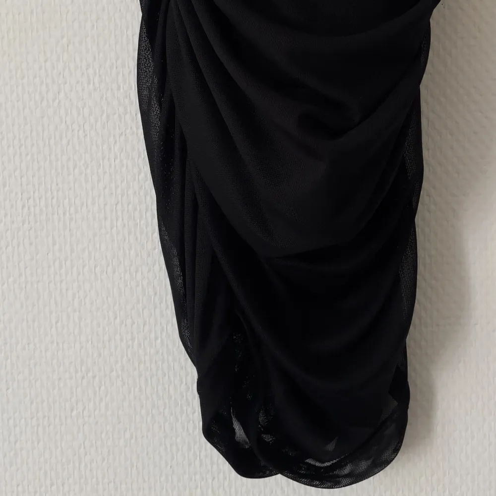 Fin tubklänning med mesh tyg från GINA TRICOT. Klänningar.