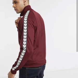 Fred Perry Seasonal Taped - Snygg Fred Perry zipper sweatshirt. Använd 1 gång, som ny. Nypris 1399kr / Mitt pris: 579kr. Snabb leverans 🚚  