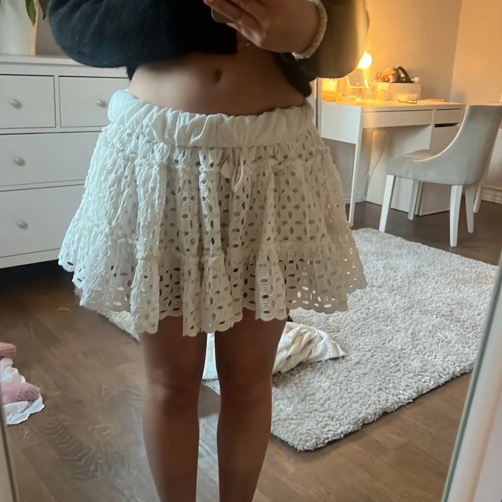 super fin kjol från zara! använd fåtal gånger o har inga tecken på användning!❤️🔥ANVÄND EJ KÖP DIREKT!. Hameet.