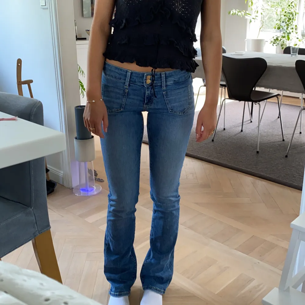 Lågmidjade jeans raka med fina detaljer fram🖤🖤 storlek 28/34 så ganska långa SKRIV först om du använder köp direkt!! . Jeans & Byxor.