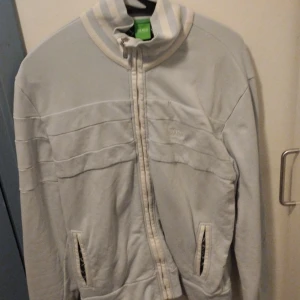 Hugo Boss Sweathshirt - Hugo Boss Sweathshirt i fint skick. Storlek L 