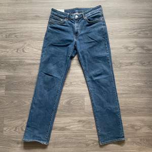 Regular jeans från hm. Använt skick. Nypris 350kr (köparen står för frakten) Skriv för frågor eller mått.