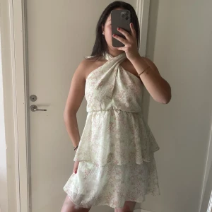 Klänning - Jättesöt blommig klänning som går att knyta på två olika sätt, oanvänd med lapp kvar. Perfekt till midsommar, skolavslutning, osv. Klänningen är liite grönare i verkligheten. 👗💝💞💕