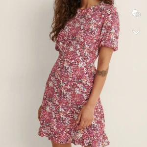 Sommarklänning - Så fin sommarklänning från NAKD, använd två gånger så som ny💗 Skriv gärna om ni har frågor!☺️