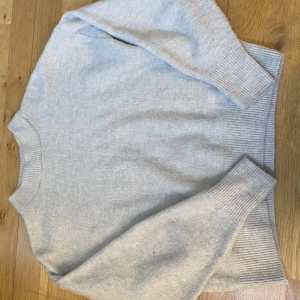 Stickad tröja  - Beige stickad tröja från HM, storlek S. Priset + frakt 