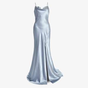 Perfekt till t.ex. bal! Använt en gång under en fotografering - fint skick🩵 Färg: Steel Blue.          (Inköpt för ca. 1000kr, finns på Nelly och Zalando)