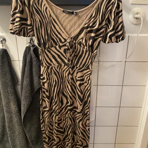 Långklänning - Jättesnygg långklänning med en ursnygg passform som framhäver dina kurvor. Storlek S.