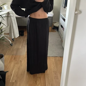 Lågmidjat långkjol maxikjol - Superfint skick! Från hm, storlek xs, är 165cm lång!