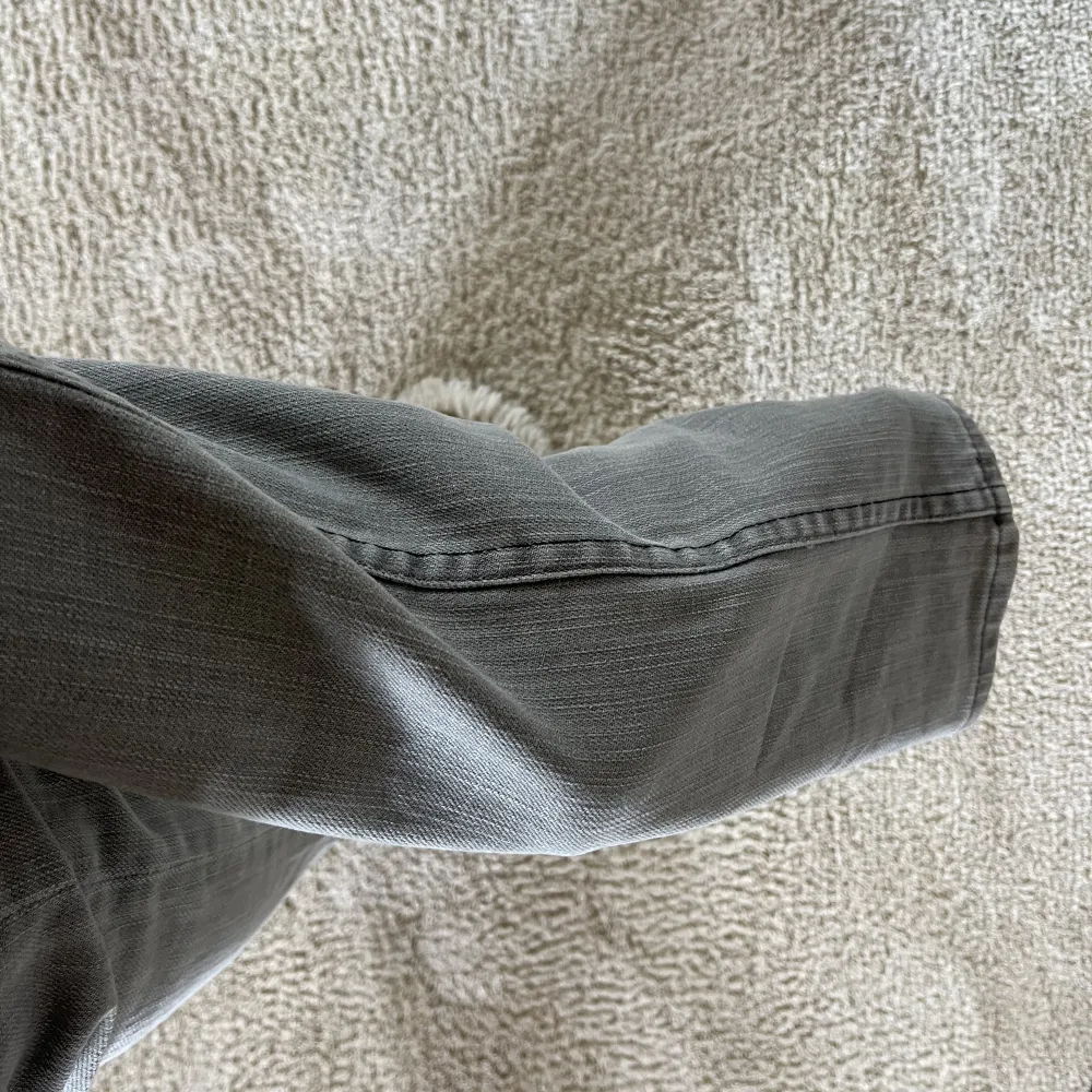 Skitsnygga gråa lågmidjade jeans som tyvärr är för långs för mig, är 158 som referens och går över mina hälar. Storlek 28 och skulle säga att de sitter som en S. Kan mötas upp i Linköping och frakta. Betalning via swish💕. Jeans & Byxor.