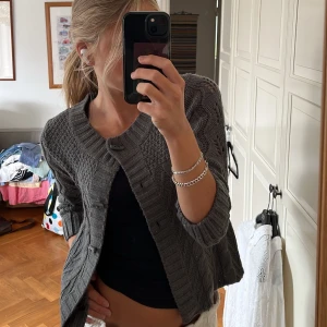 Trekvartsärm kofta - köpte den på sellpy för 300kr men kom aldrig t användning tyvärr. Koftan är i nyskick och hittar inga defekter. Den är så så så skön och väldigt varm! köpare står för frakt!