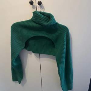 En axelkofta i en jättefin grön färg, perfekt att dra över ett linne eller en klänning i sommar. Endast testad så fint skick, storlek M