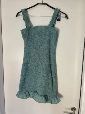 Klänning - Nyskick, använd vid 1 tillfälle 