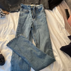 Gina tricot Jeans Molly - Jeans helt oanvända från Ginatricot Molly. Alltså är skicket oanvänt endast provade. Blå fin jeansfärg till ett superpris. Hör av er vid frågor och fler bilder🫶🏻