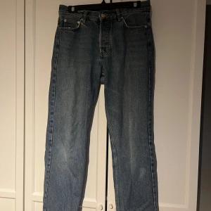 Sweet sktbs jeans  - Blå jeans från Sweet Sktbs. Bra skick och väldigt sköna. Storlek 27 men passar 26/28 beroende på hur man vill att de sitter😊dra iväg ett meddelande om du har ytterligare frågor eller vill köpa👍