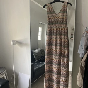 Lång klänning  - Fin långklänning i storlek M från Dry Lake. Nypris 1199kr men säljer för 400kr. Den är i bra skickq och passqr på mig som brukar pendla mellan S och M.