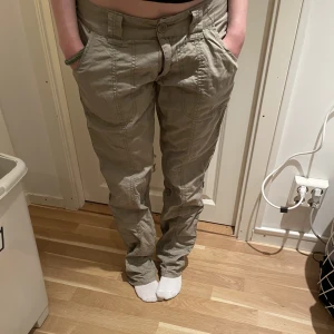 Cargo pants - Knappt använda! Lite långa men är 163 kan bero på det