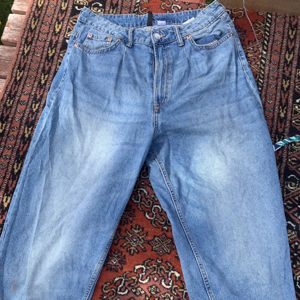 Vida, lågmidjade, lösa jeans. Inga defekter utom på bakfickan som har ett hål i sig, endast fickan inte själva byxan. . Jeans & Byxor.