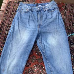 Vida, lågmidjade, lösa jeans. Inga defekter utom på bakfickan som har ett hål i sig, endast fickan inte själva byxan. 