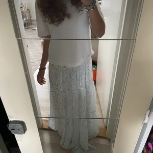 Super fin långkjol!💞💞 - Den här fina kjolen köpte jag på selpy men har tyvärr inte kommit till användning nån gång! Kan också användas som klänning. Man kan dra åt i midjan så de passar mig som har 36 i storlek! 