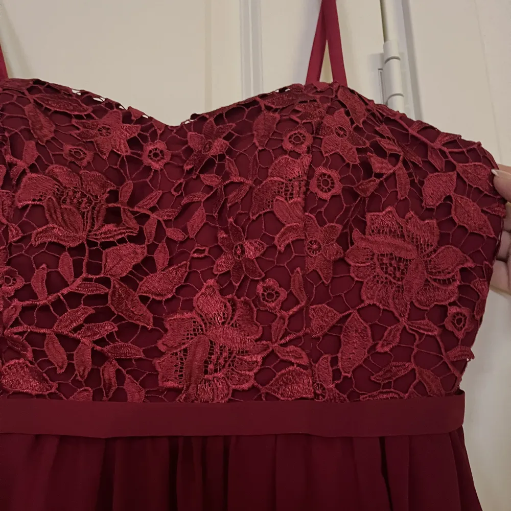 Vinröd klänning med blommig design på övre delen, från SHEIN i strl XL, trolig i storleken. aldrig använd.. Klänningar.