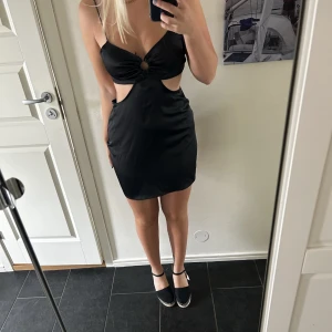 Svart klänning - Säljer en svart klänning som aldrig är använd. Den är i storlek L och prislappen finns kvar. Säljer för 100kr+frakt