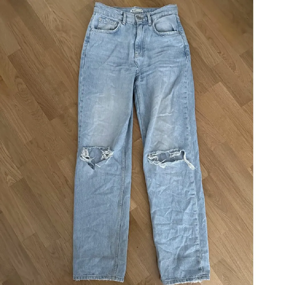 Säljer dessa 90s High waist jeans från Gina Tricot i färgen it blue destroy! Har dessa i två olika storlekar och dessa är tyvärr för små på mig.💕. Jeans & Byxor.