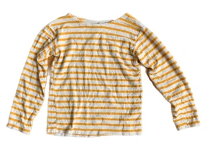 Randig tröja från zara - Söt gul-vit-randig tröja från zara. Säljer pga är för liten för mig (kort i armarna). Har några trådar som sticker ut.