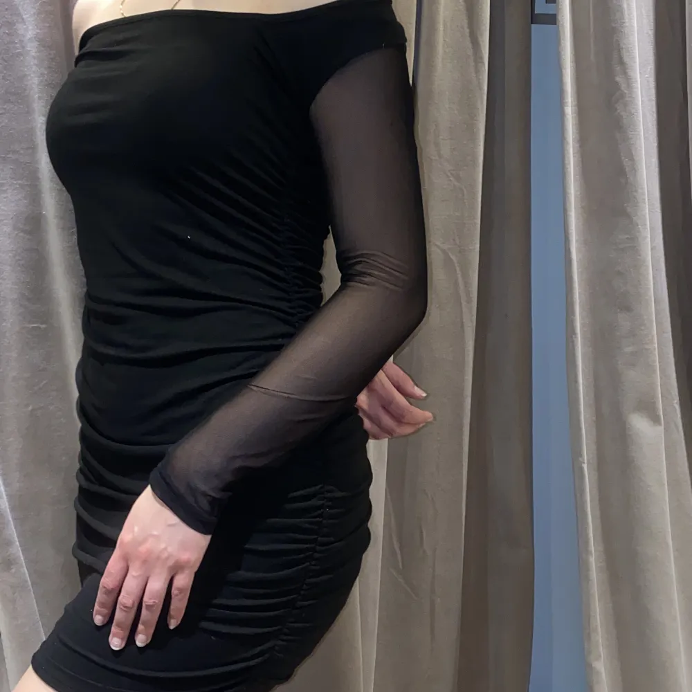 Jättefin svart festklänning i storlek M✨. Klänningar.