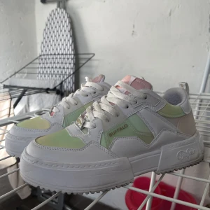 BUFFALO SNEAKERS - Buffalo sneakers  Använda men inte mycket så de är för små för mig.  