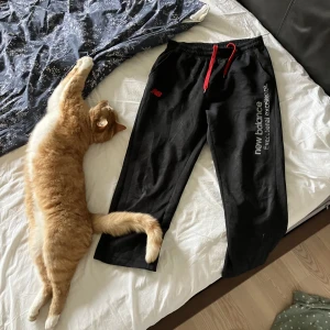 New Balance Byxor - New Balance ”tränings” byxor. Bra skick, fråga för fler bilder eller om ni undrar något. Priset kan förhandlas. Nypris 450kr.