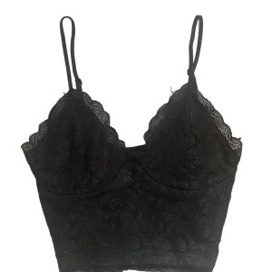 Topp - Snyggt linne med fint blommigt mönster från Bikbok 🙌bra skick och i storlek xs 💞den har även reglerbara band!