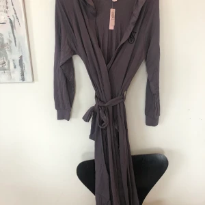 Morgonrock från Victorias Secret oanvänd - Så fin oanvänd morgonrock från Victorias Secret Stl XS/S men passar nog både större och mindre. Etiketter kvar. Nypris 900kr säljer för 400kr.