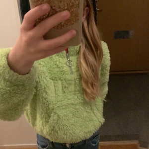 Fin gosig tröja!  - Säljer den här fina gröna tröja för att den kommer inte till andvändning👍fråga gärna om mer bilder, ska försöka svara så snabbt som möjligt 😃