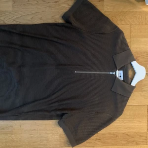 Zip shirt - Grön ribbstickad zip-shirt