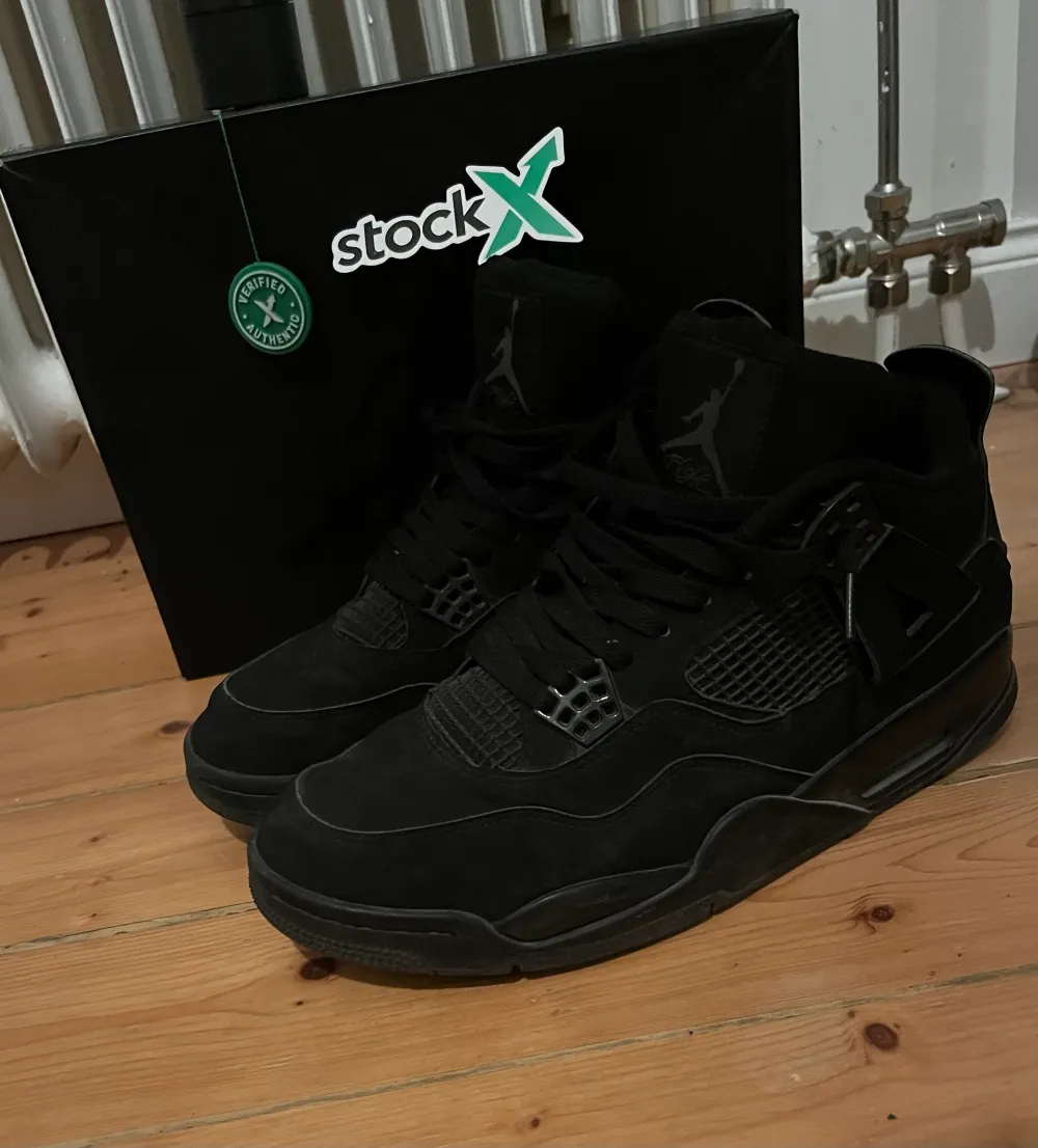 Jordan 4 black cat. Köpta här på plick för 2500, säljer eftersom dem var lite för stora för mig. Skick 8,5/10.  Tvättas såklart innan köp. priset kan sänkas vid snabb affär.. Skor.