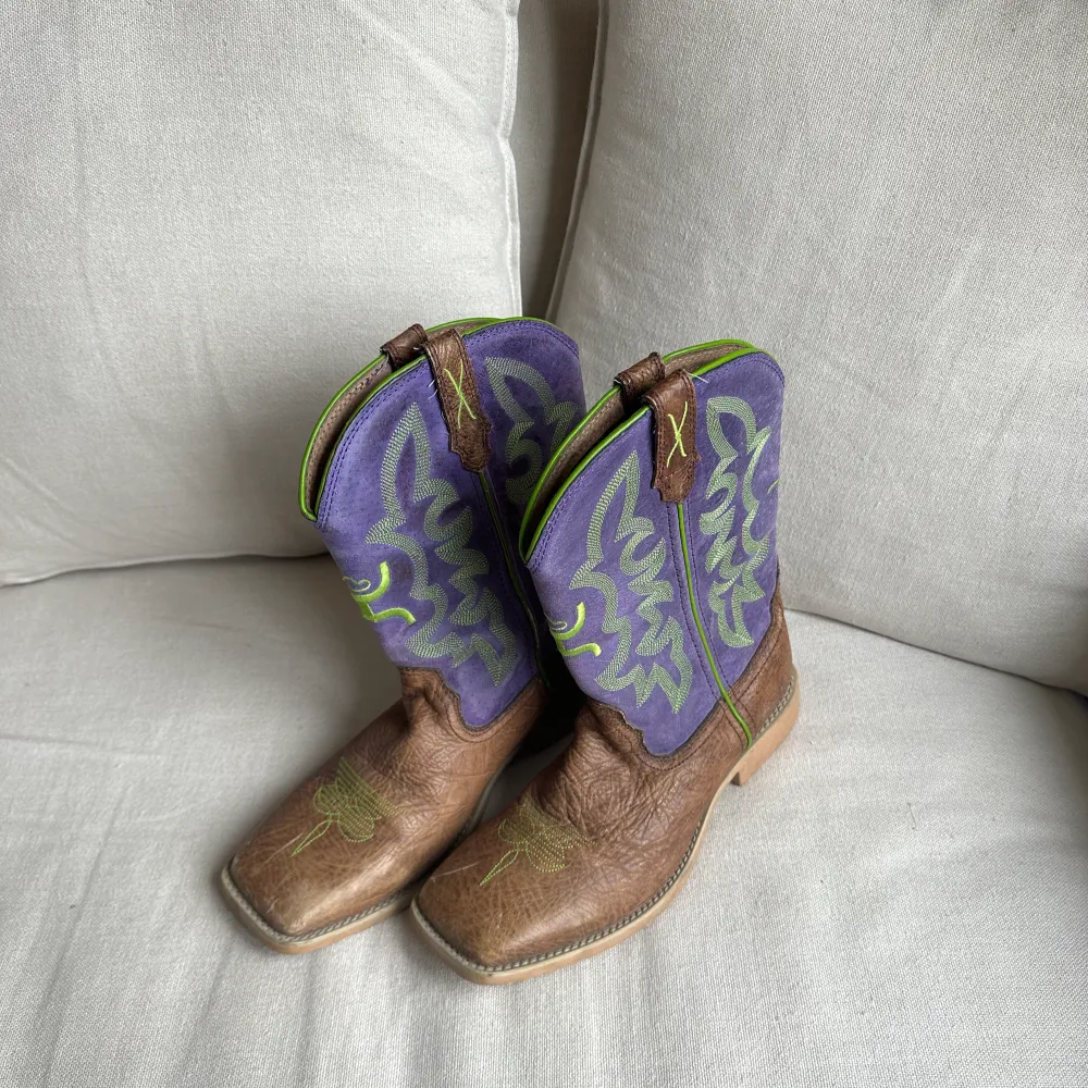 Cowboy boots i fint skick. Säljer då de är för små för mig. Står att det är storlek 41, men är alldeles för små för mig som har storlek 41 normalt sett. Skulle säga att de snarare motsvarar storlek 39/40.. Skor.