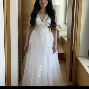 Bröllopsklänning - Hej säljer bröllopsklänning från chiara forthi. Strl 38/40. Bytt dragkedja.  Använd 2 h under vigsel endast.  Inga skador eller skavanker  Ingår dustbag    Köpt för 7000 :-  Pris kan diskuteras vid snabb affär Kontakta mig för mer info / ev bilder   