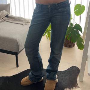 Säljer dessa helt perfekta lågmidjade bootcut!