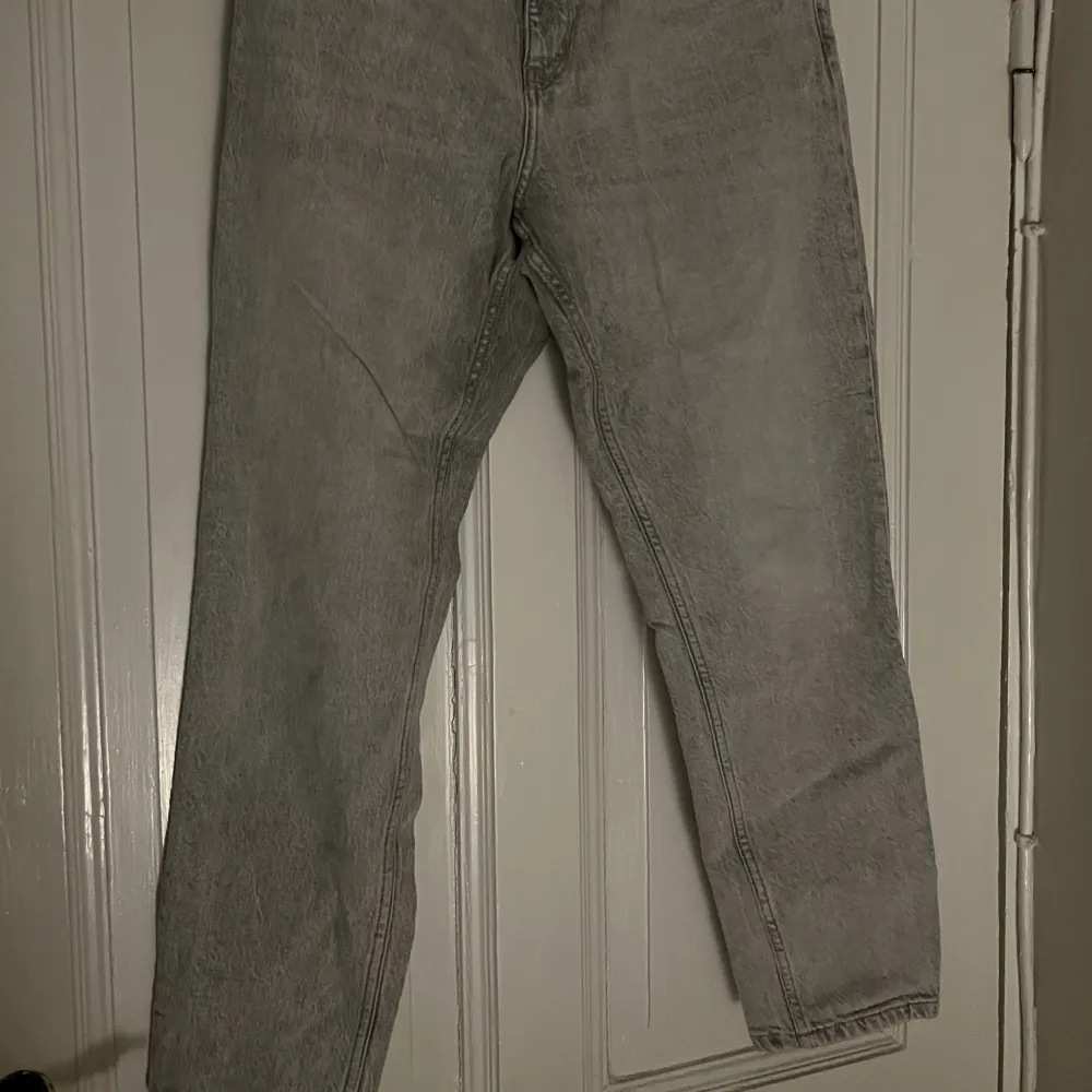 Ett par gråa jeans från mango i modellen ”mom”. Storlek M och inte stretchigt material. Använda men inga större defekter. För små för mig nu. Köpte för ca 500kr.. Jeans & Byxor.