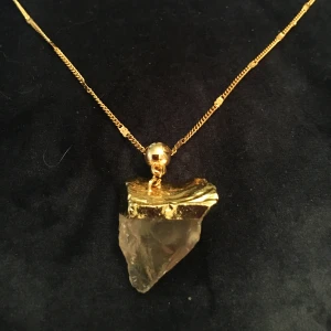 Bergskristall halsband  - En vacker bergskristall med gyllene infattning. Lång dubbel guldfärgad kedja 