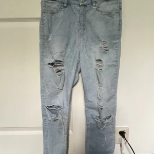 Fitted ripped jeans - Ganska gamla jeans, sliten i stilen, sitter jättesnyggt på rumpan, väldigt stretchiga!