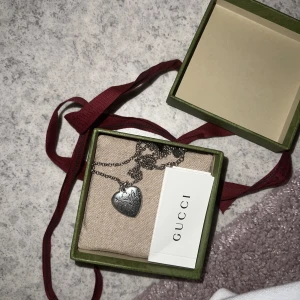 Gucci halsband ”blind for love” - Köpt för några månader sen, använd fåtal gånger. Ordinarie pris är ca. 2930kr. 925 sterling silver