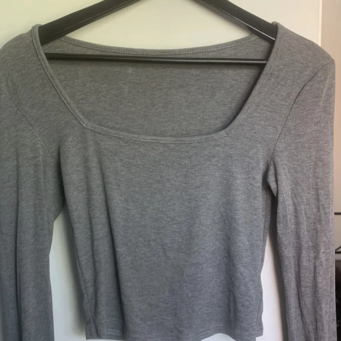 Grå ribbad långärmad tröja