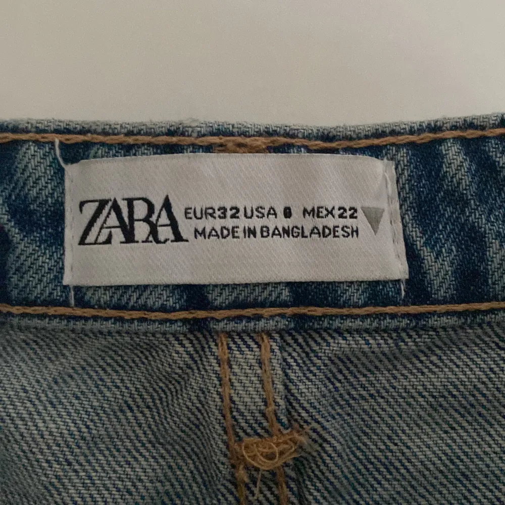 Säljer dessa fina shortsen från zara då de inte kommer till användning. Fint shick!. Shorts.