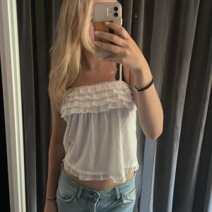 Topp - Jätte gullig topp inför sommaren, går att ha till så mycket! 💘Säljer då jag aldrig använder den 💓 Köpt på Sellpy för längesen 💕Banden är justerbara så passar ganska många kroppstyper 💕