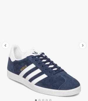 Adidas sneakers - Säljer dessa as snygga slutsålda blåa sneakers, helt nya, bara använda 1 gång, säljer pågrund av att de var lite för små.