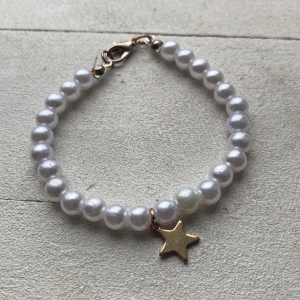 Armband - Armband köpt hoss en small business på marknad för 30kr. Lägg gärna pris förslag då jag är öppen för allt mellan 5-30kr.