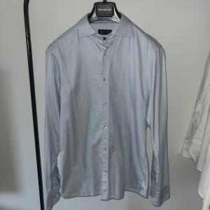 Riley Skjorta  - Riley skjorta  Storlek M Bra skick andvänd några gånger 